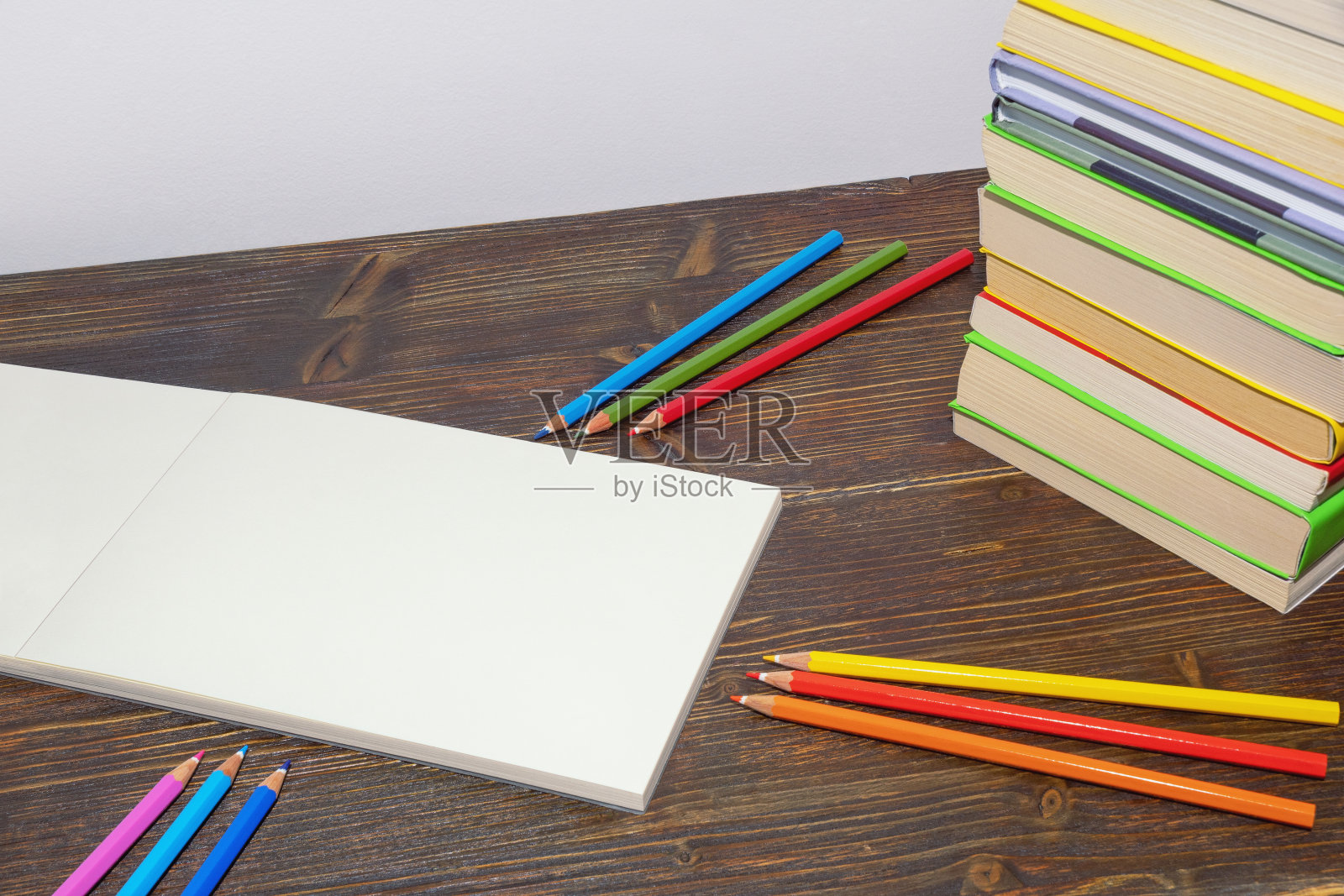 质朴的桌子上有一堆书。本空间照片摄影图片