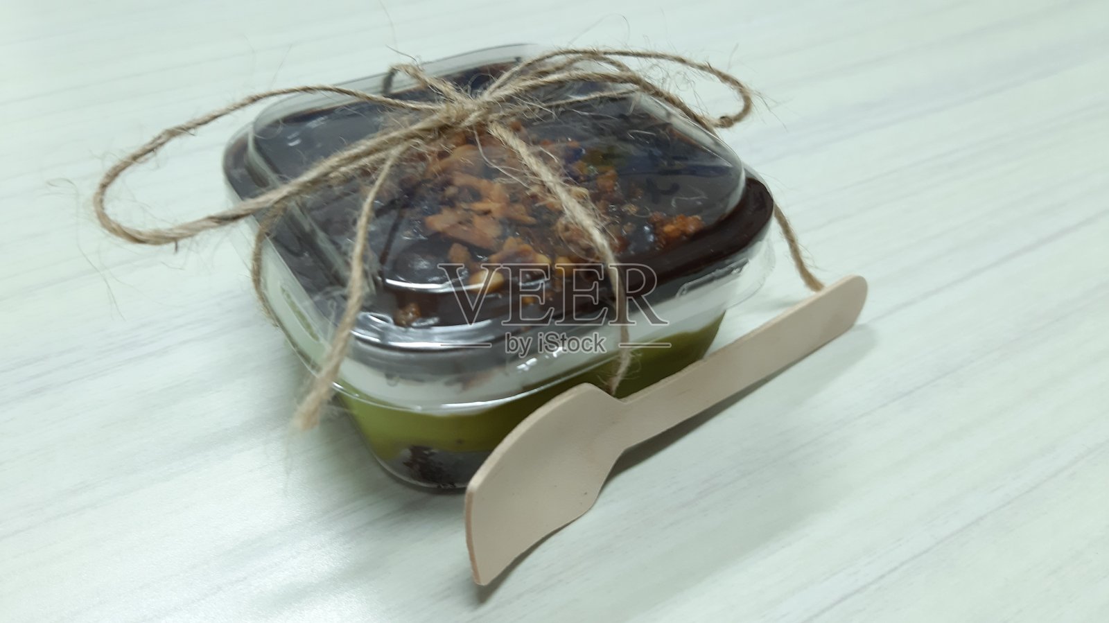 我女朋友送的牛油果甜点盒照片摄影图片