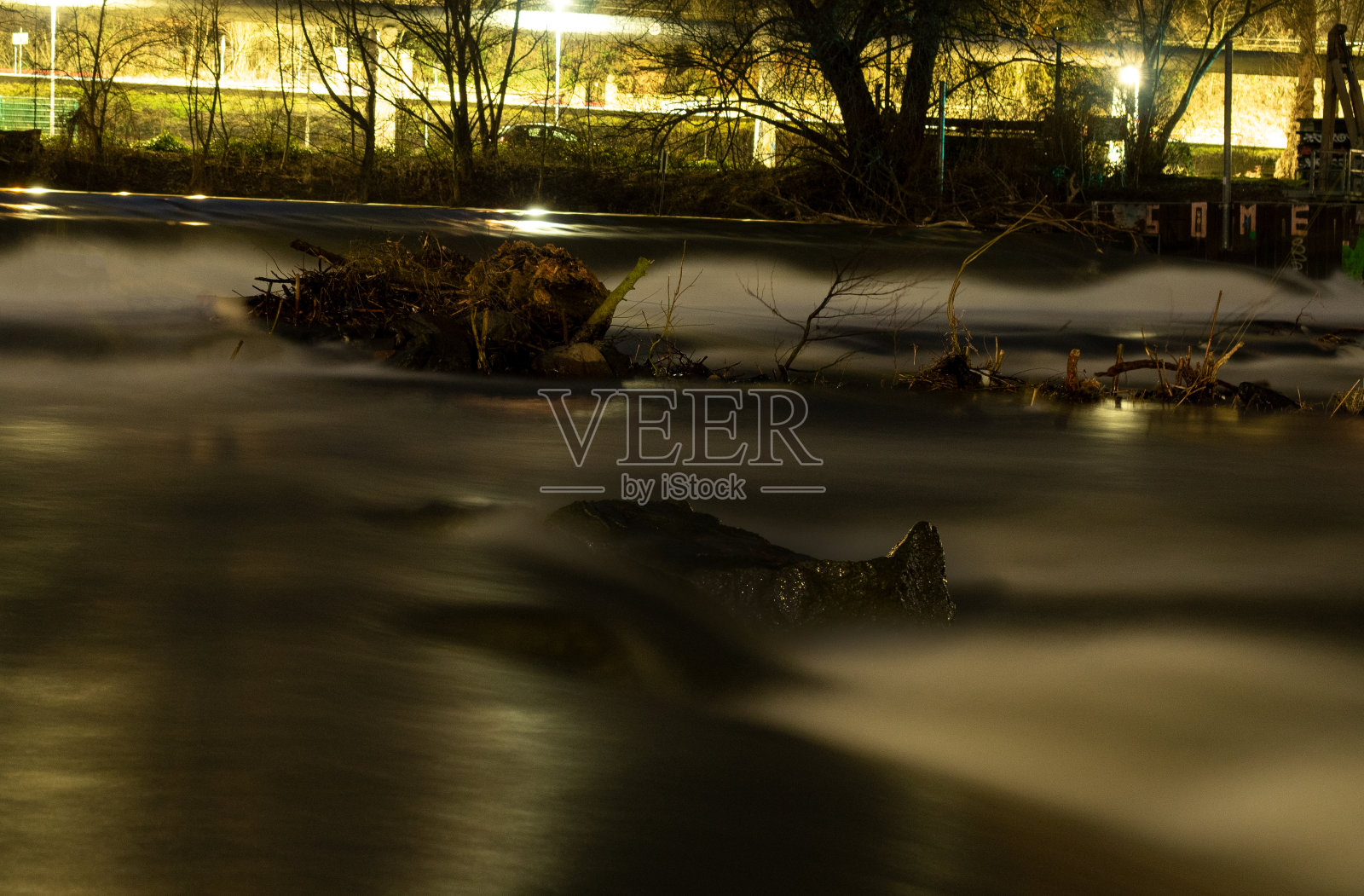 长时间曝光在耶拿天堂与波浪和反射夜间在一个大坝照片摄影图片
