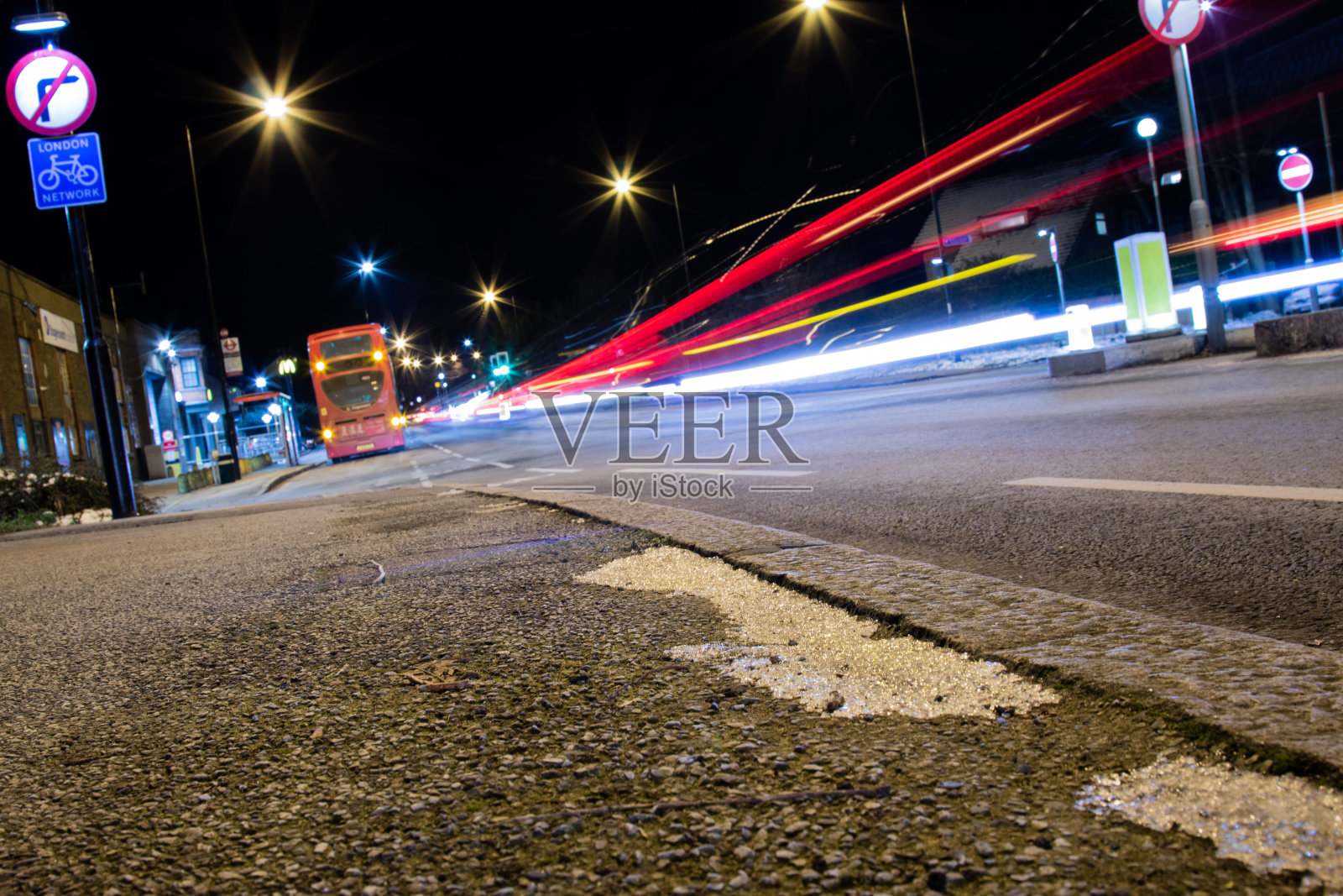 伦敦公共汽车和有路标的交通-长时间暴露照片摄影图片