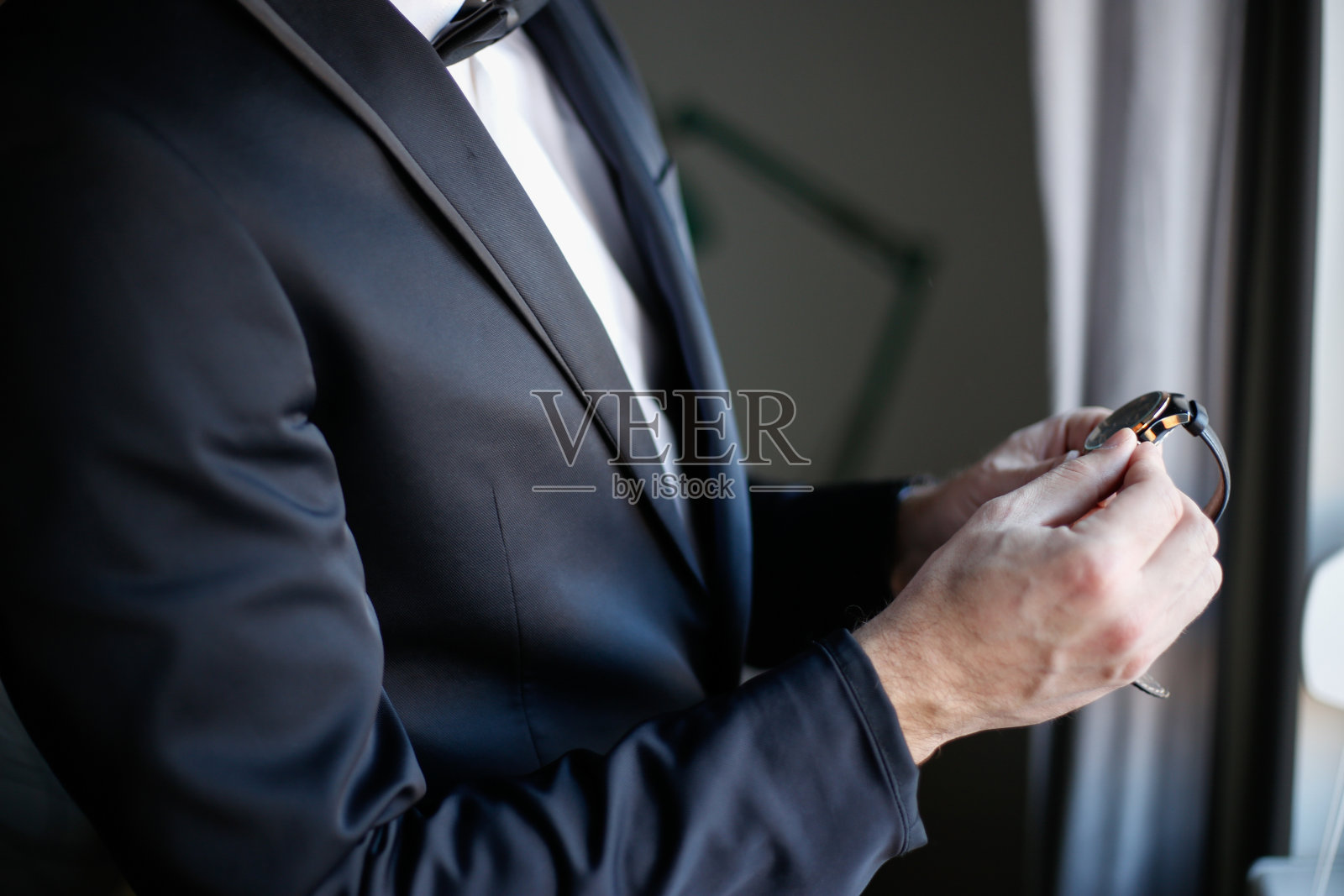 穿黑西装的男人戴着新手表。豪华风格库存照片照片摄影图片