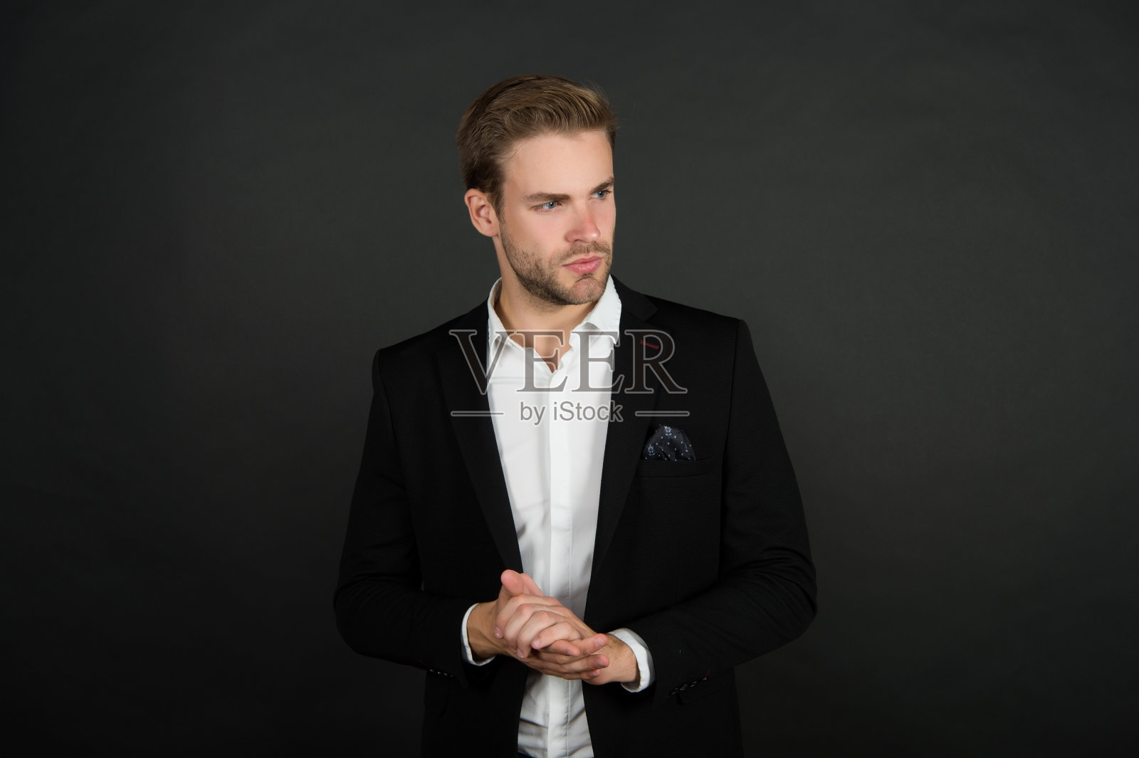 有目的的野心家。业务人员。严重的激励企业家。商人正式的西装。英俊的男人ceo。成功而有魅力的律师。领导力和商业理念。企业教练照片摄影图片