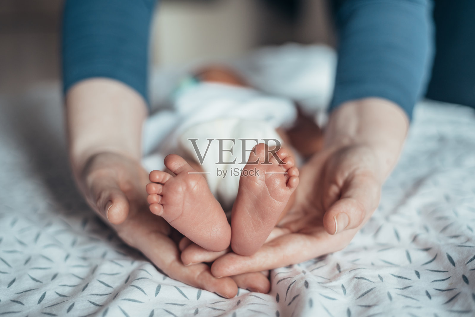这样小的脚!照片摄影图片