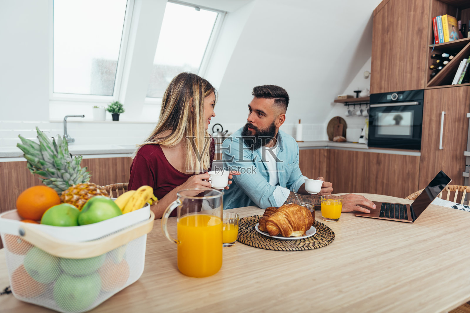 早晨大笑是开始一天的最好方式照片摄影图片