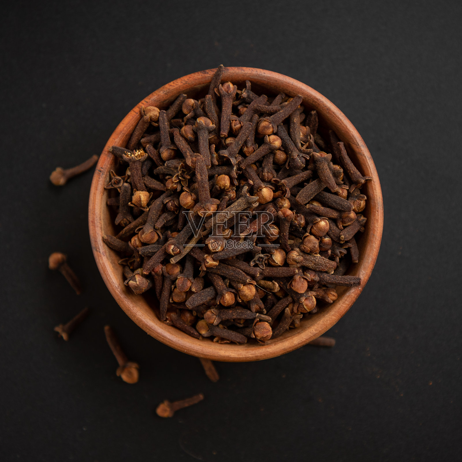 香料丁香木碗，食物特写。照片摄影图片