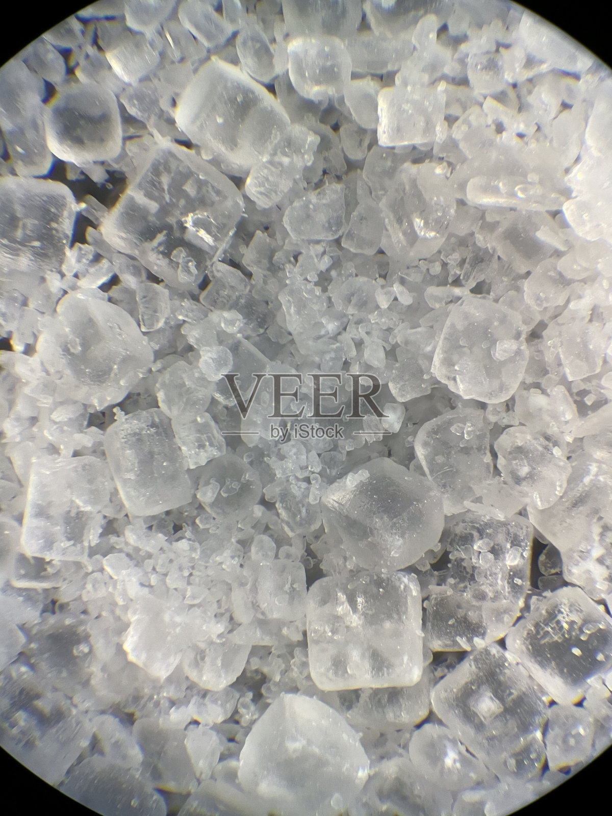 显微镜下的盐粒照片摄影图片