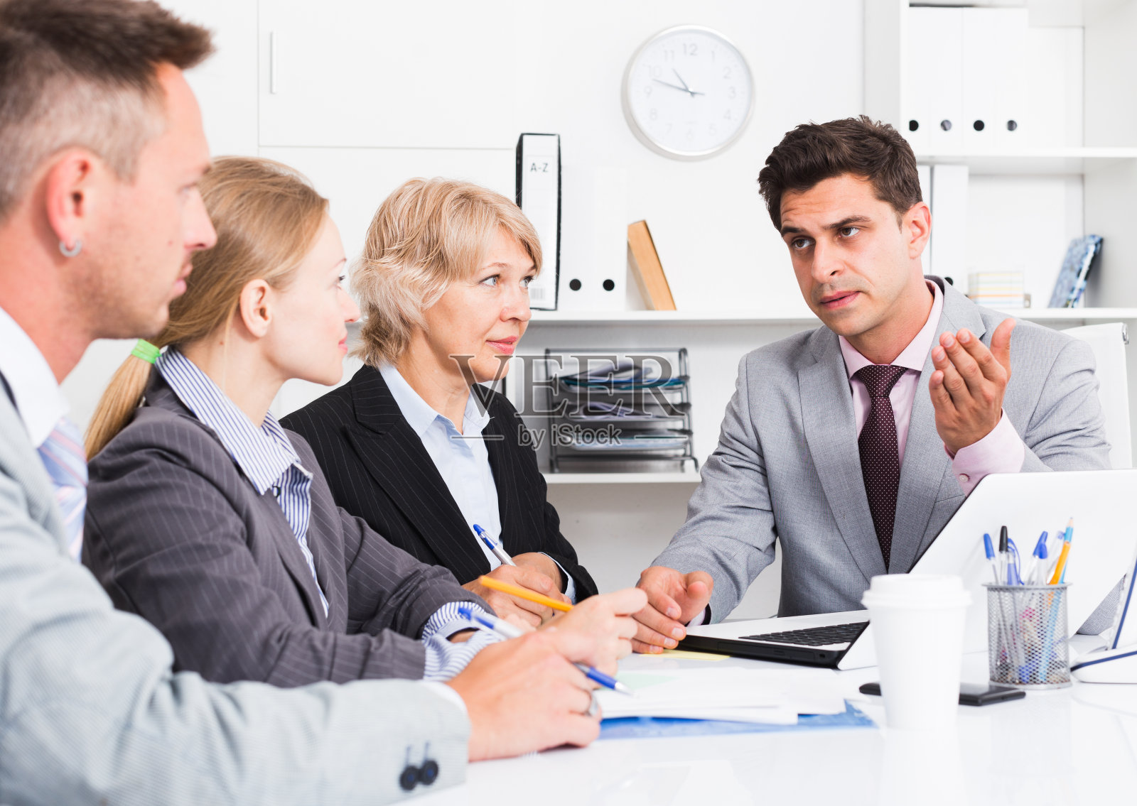 在办公室专注于业务团队工作照片摄影图片