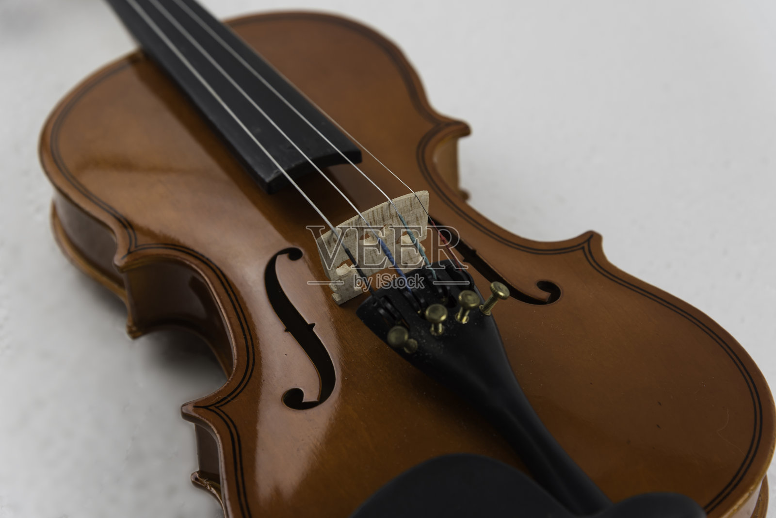 小提琴和中提琴放上白色的背景，在练习休息时间为音乐会做准备。照片摄影图片