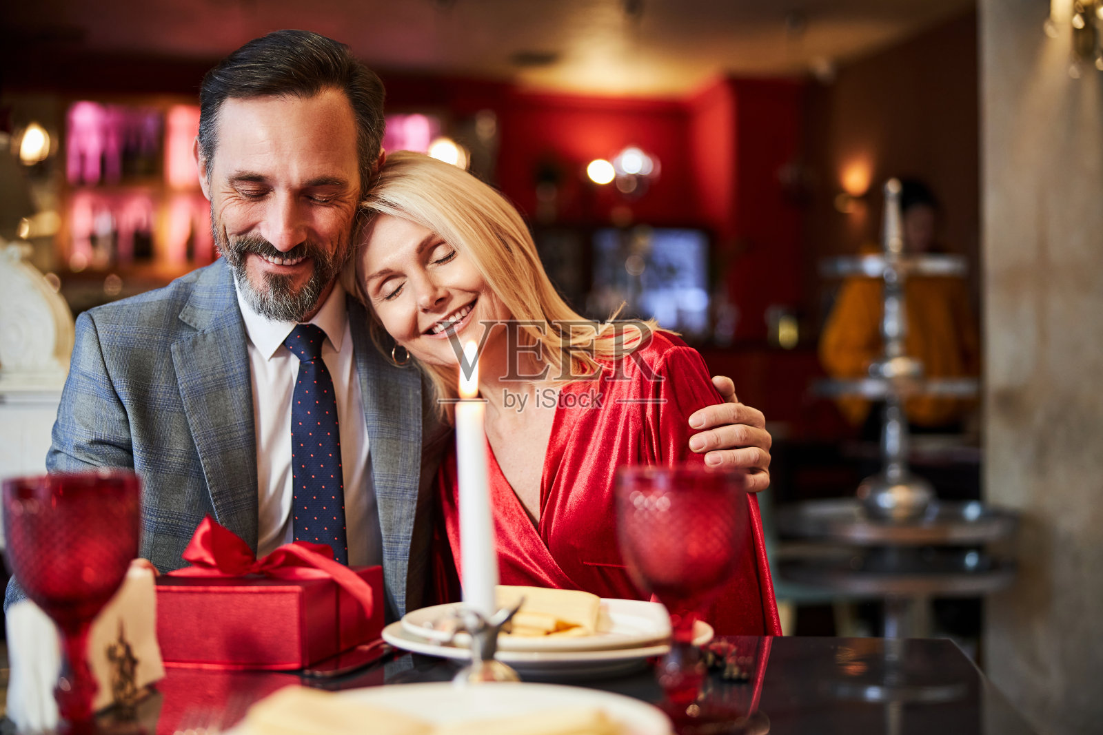 冷静的金发女人享受和她心爱的男人约会照片摄影图片