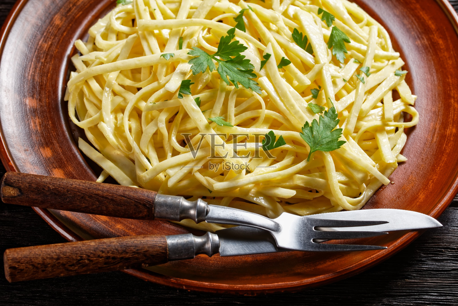 芹菜根酱，经典的小酒馆沙拉，芹菜根丝与第戎芥末酱混合在一个粘土乡村盘子照片摄影图片