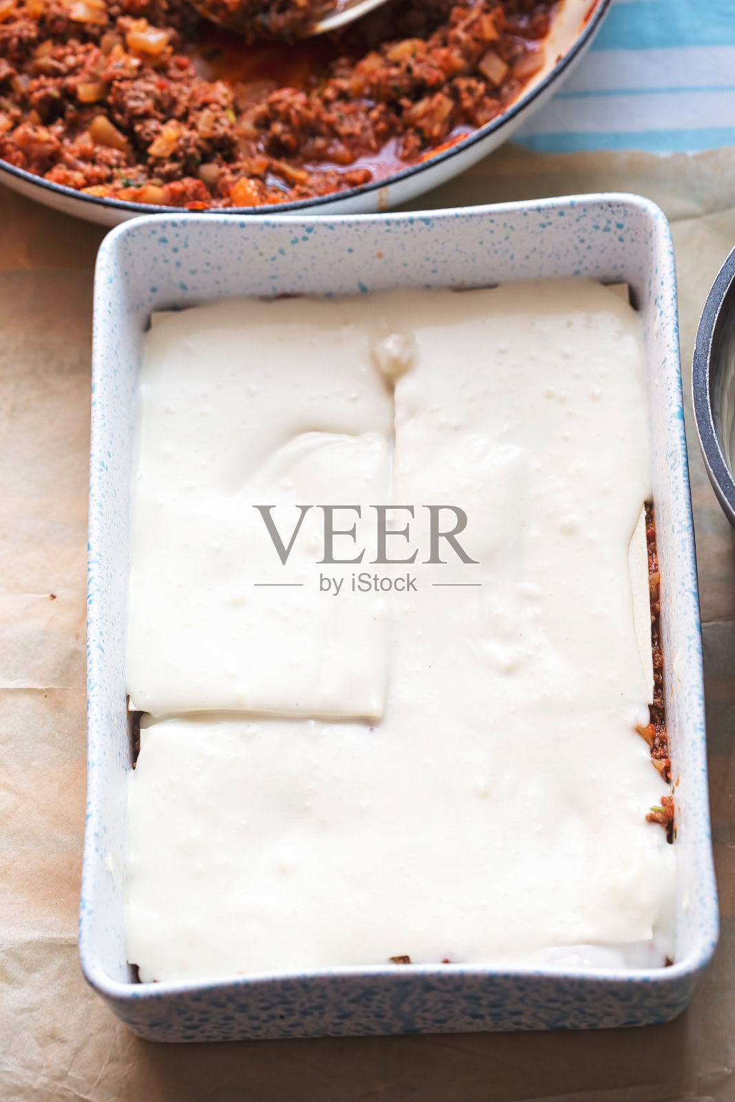 用牛肉面和béchamel酱自制千层面。照片摄影图片