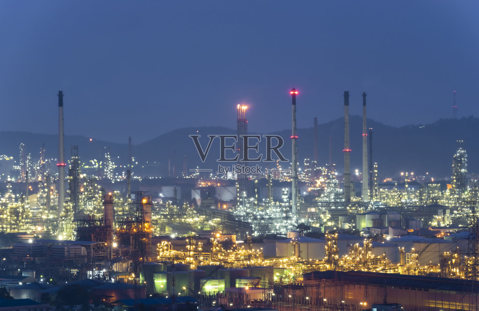 炼油工业的夜晚照片摄影图片