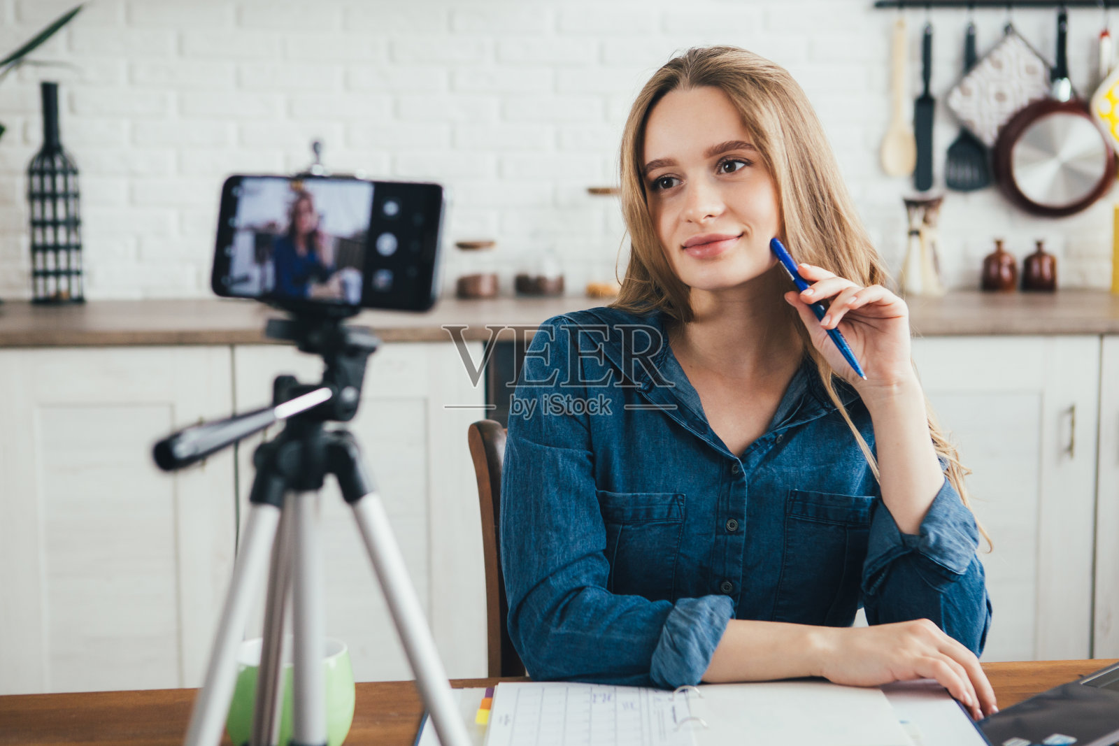 怀孕女孩以自我隔离的方式在家工作，并录制视频照片摄影图片