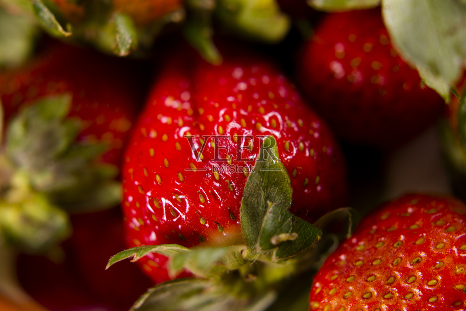 水果背景-新鲜果汁草莓，蓝莓和葡萄。照片摄影图片