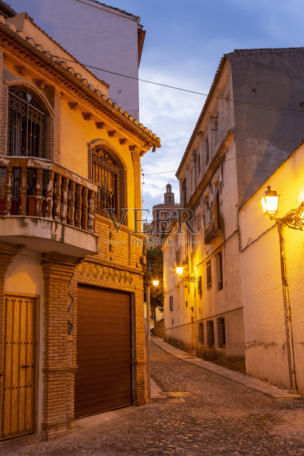 格拉纳达——在清晨的黄昏，穿过老街，通往阿尔罕布拉宫的上坡路。照片摄影图片