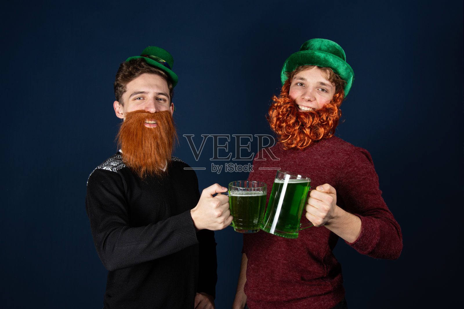 两个年轻的帅哥。St.Patrick的一天。照片摄影图片