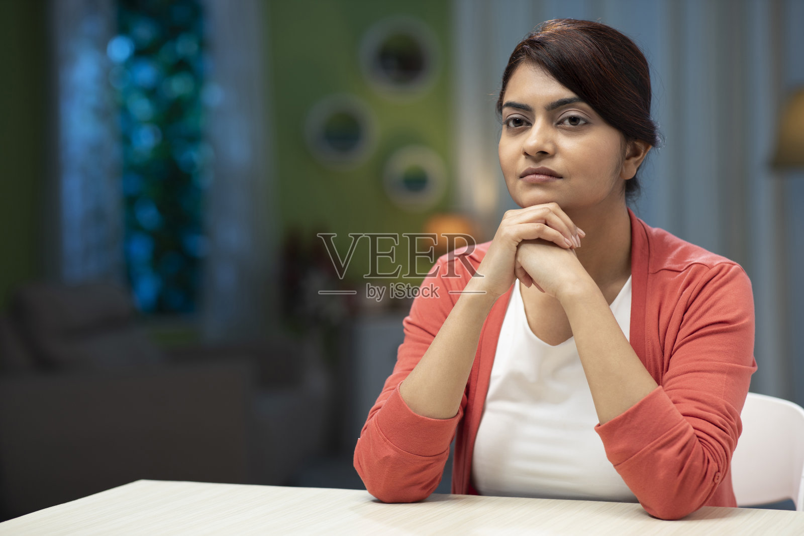 年轻女性坐在家里的沙发上，库存照片照片摄影图片