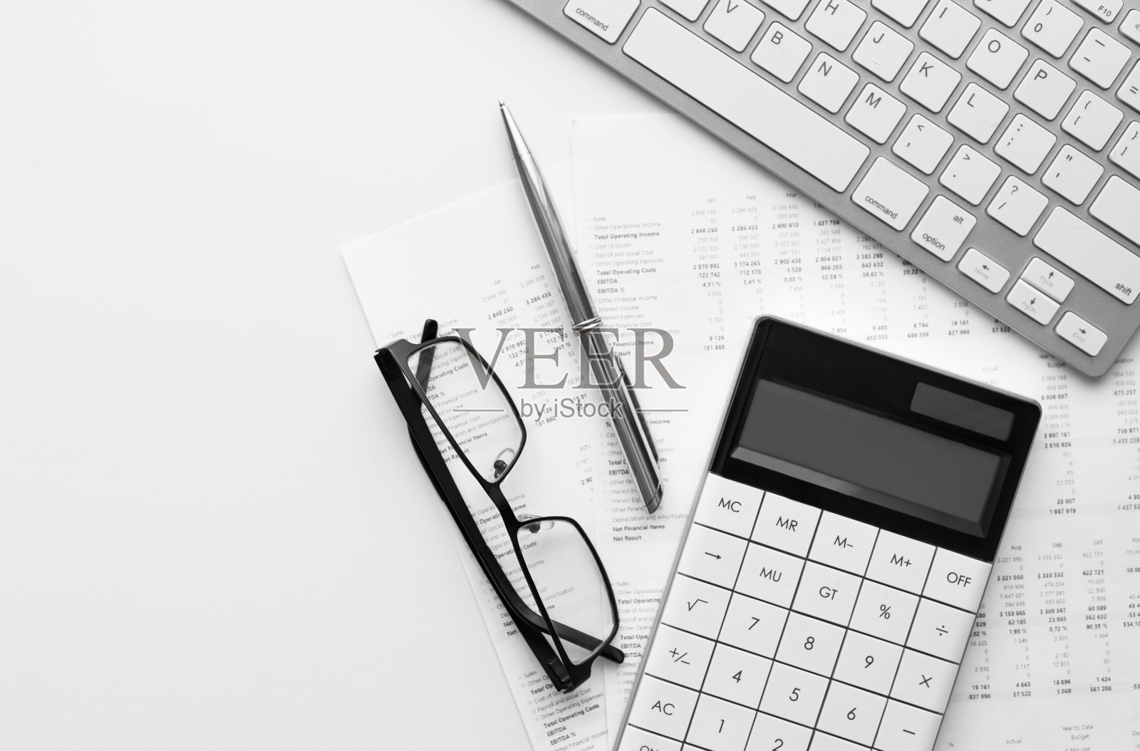 财务报表和资产负债表的计算器在审计桌上。会计和审计业务的概念。照片摄影图片