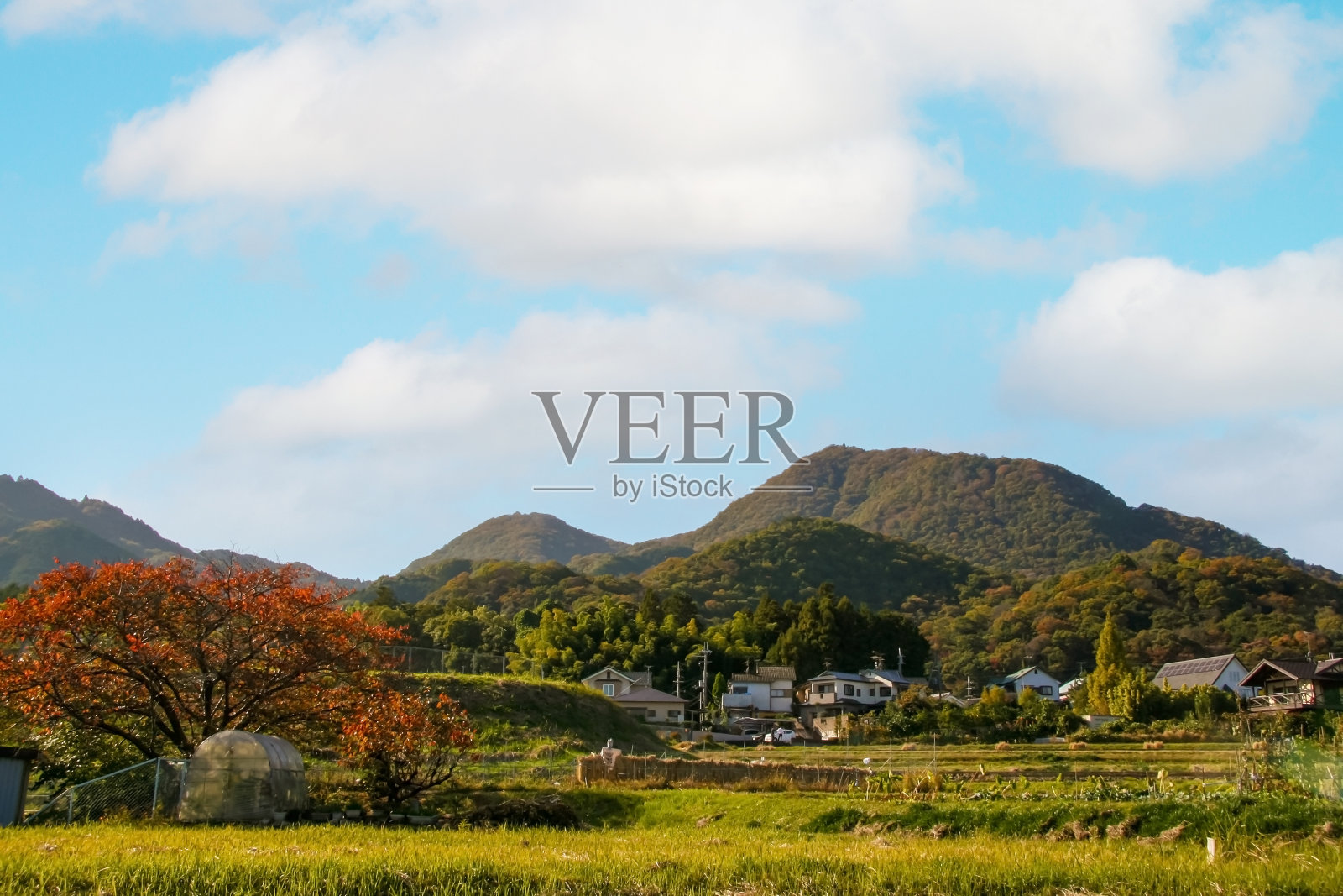 二条山和山脚下的乡村照片摄影图片