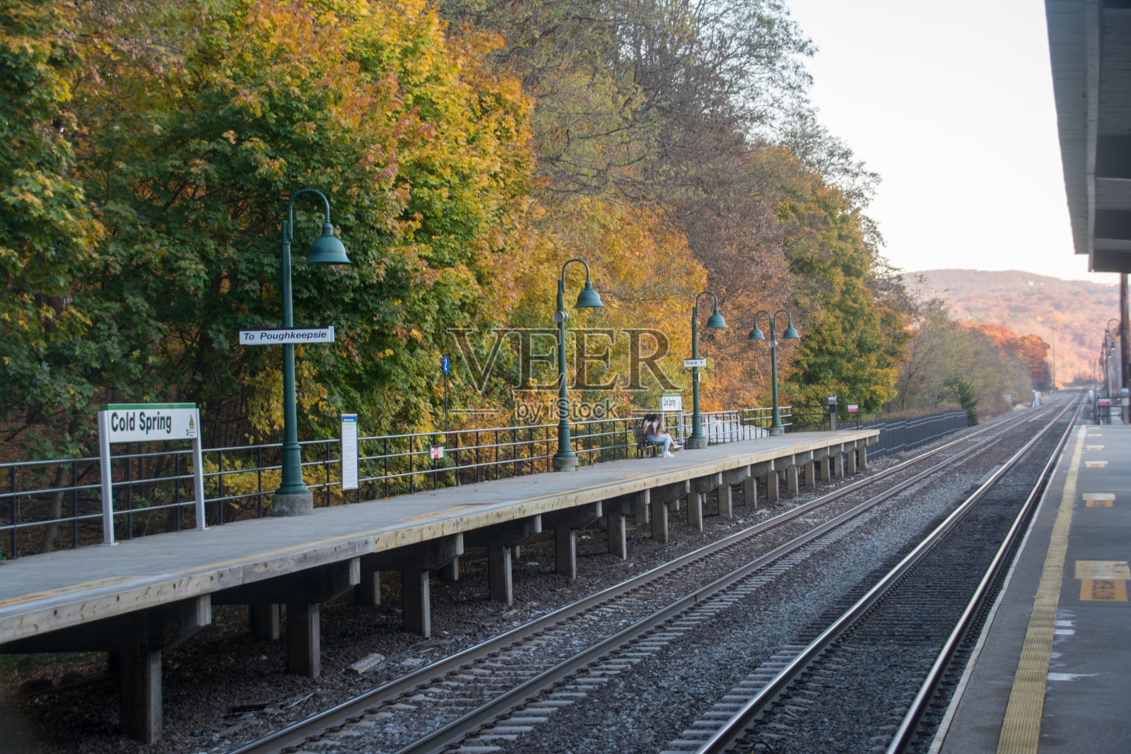 冷泉纽约火车站的标志和轨道照片摄影图片