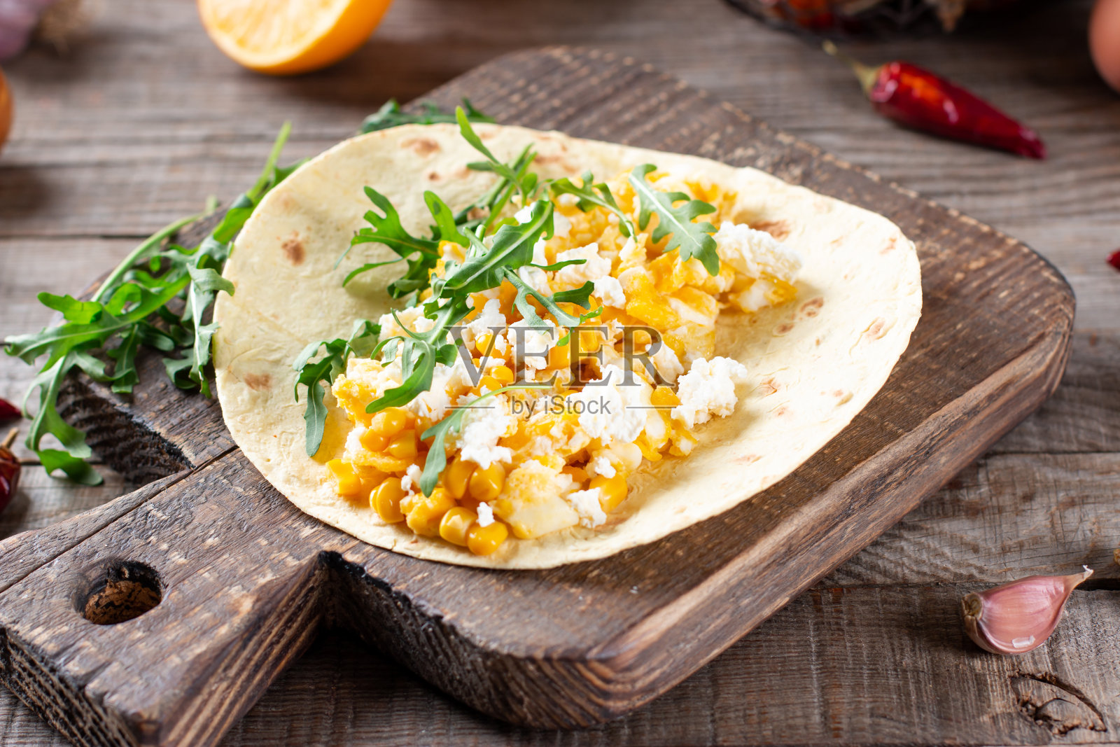 桌上有鸡蛋，玉米，奶酪和蔬菜照片摄影图片