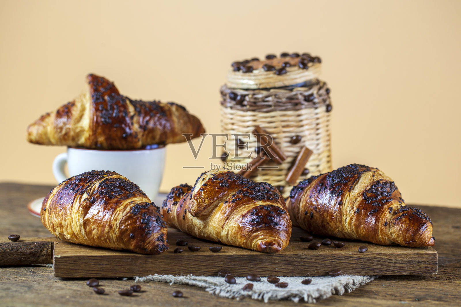 木制背景上的法式羊角面包照片摄影图片