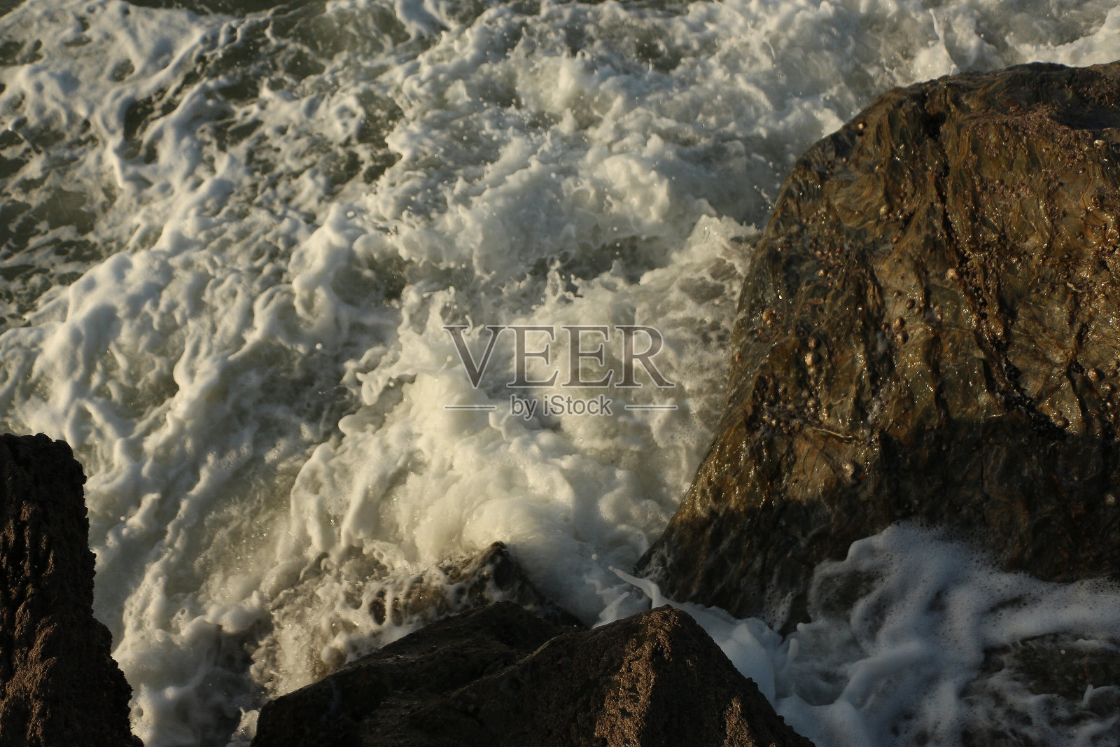 海上风暴过后，海浪席卷了卡尔里昂湾照片摄影图片