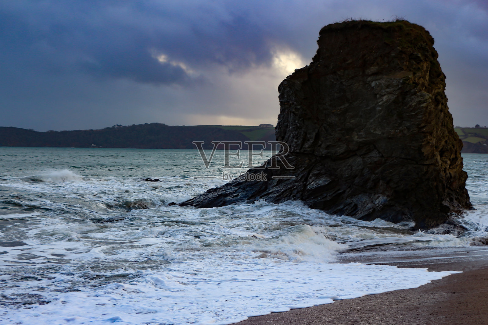 海上风暴过后，海浪席卷了卡尔里昂湾照片摄影图片