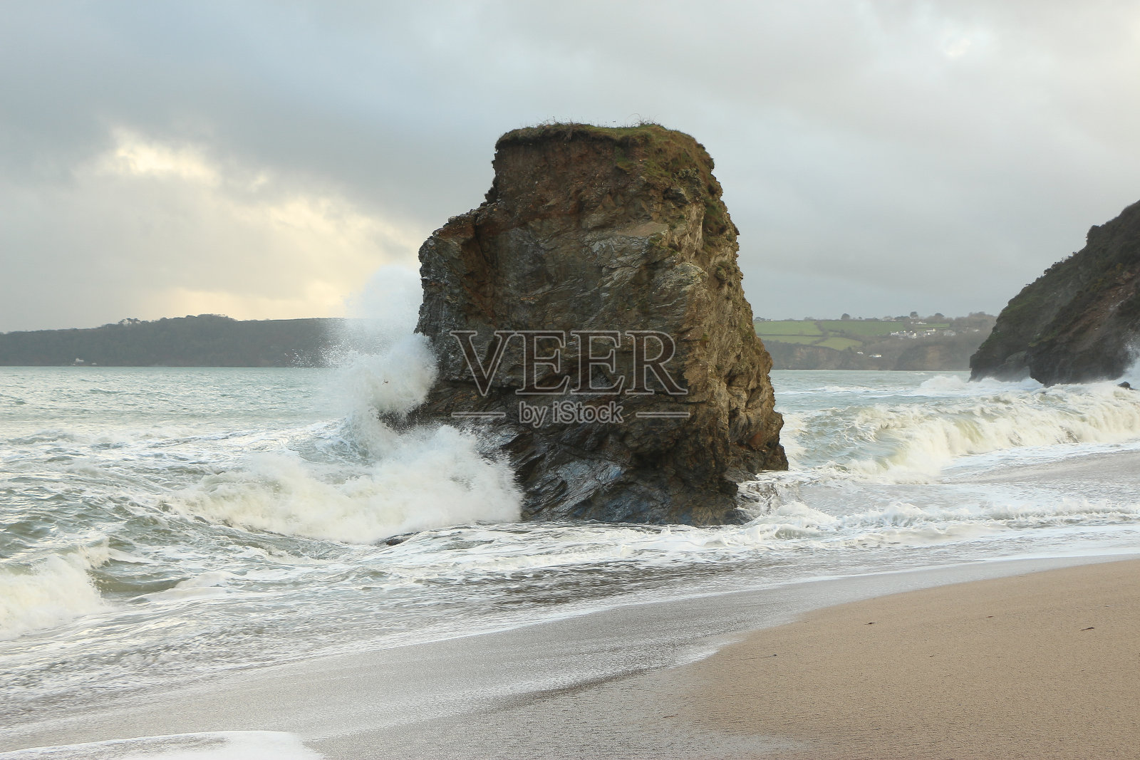 海上风暴过后，海浪席卷了卡尔里昂湾照片摄影图片