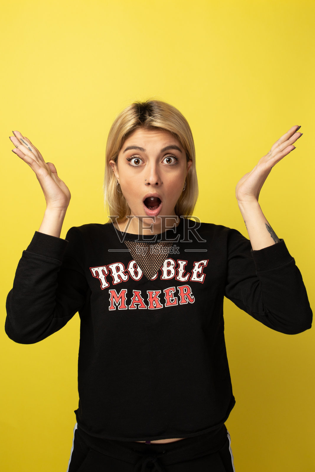 黄色背景上的女孩肖像照片摄影图片