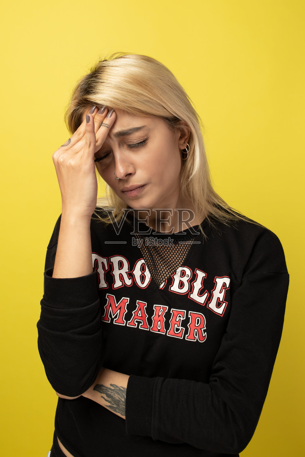 黄色背景上的女孩肖像照片摄影图片