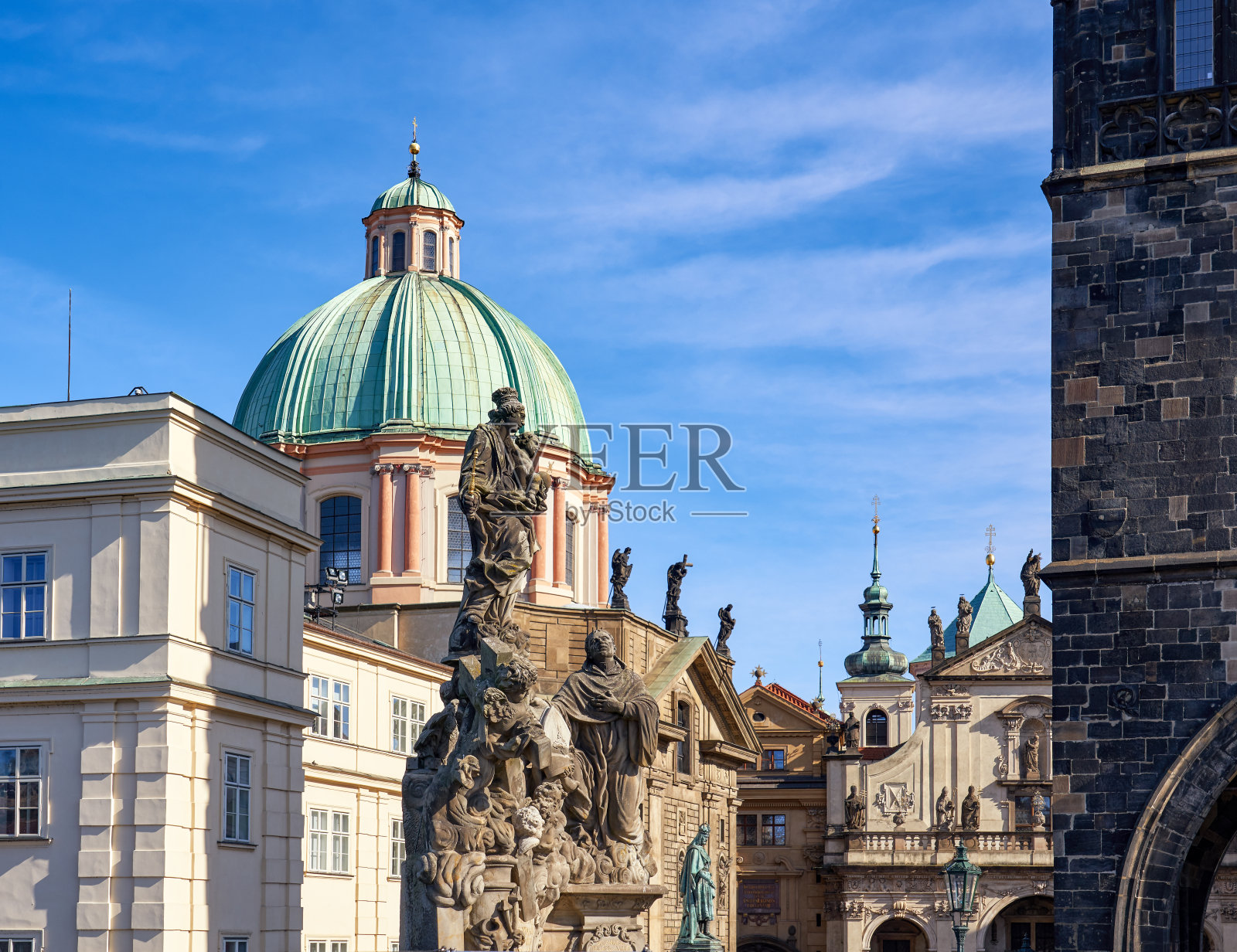 布拉格古城桥塔上的巴洛克雕像，捷克共和国照片摄影图片