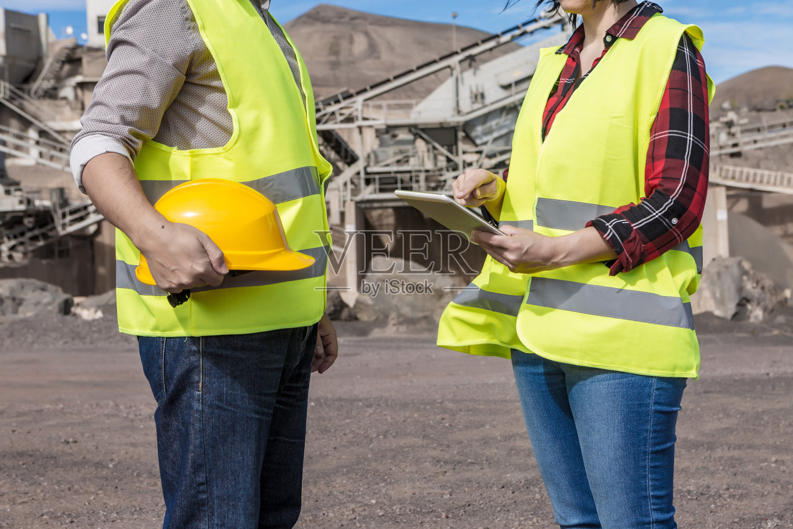 施工人员用牌匾视察工地照片摄影图片
