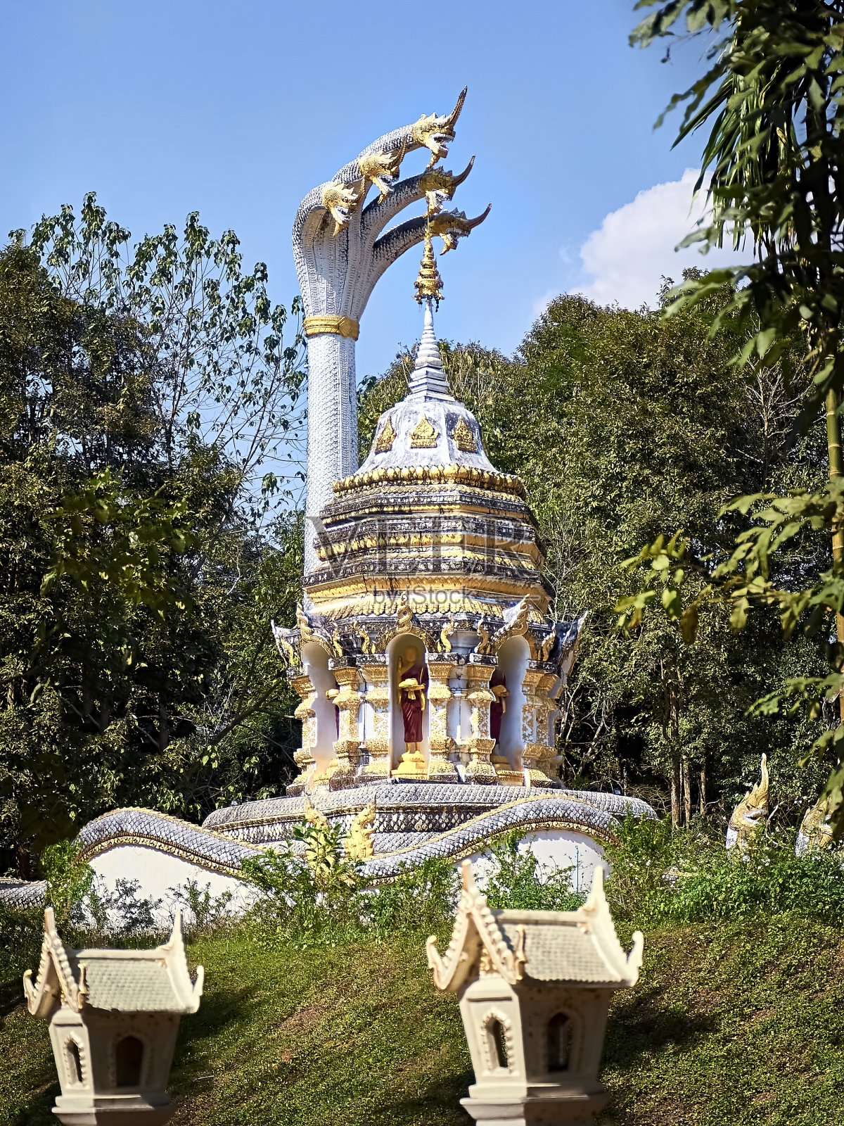 江道寺的白色神龛。清道洞附近的佛寺建筑群照片摄影图片