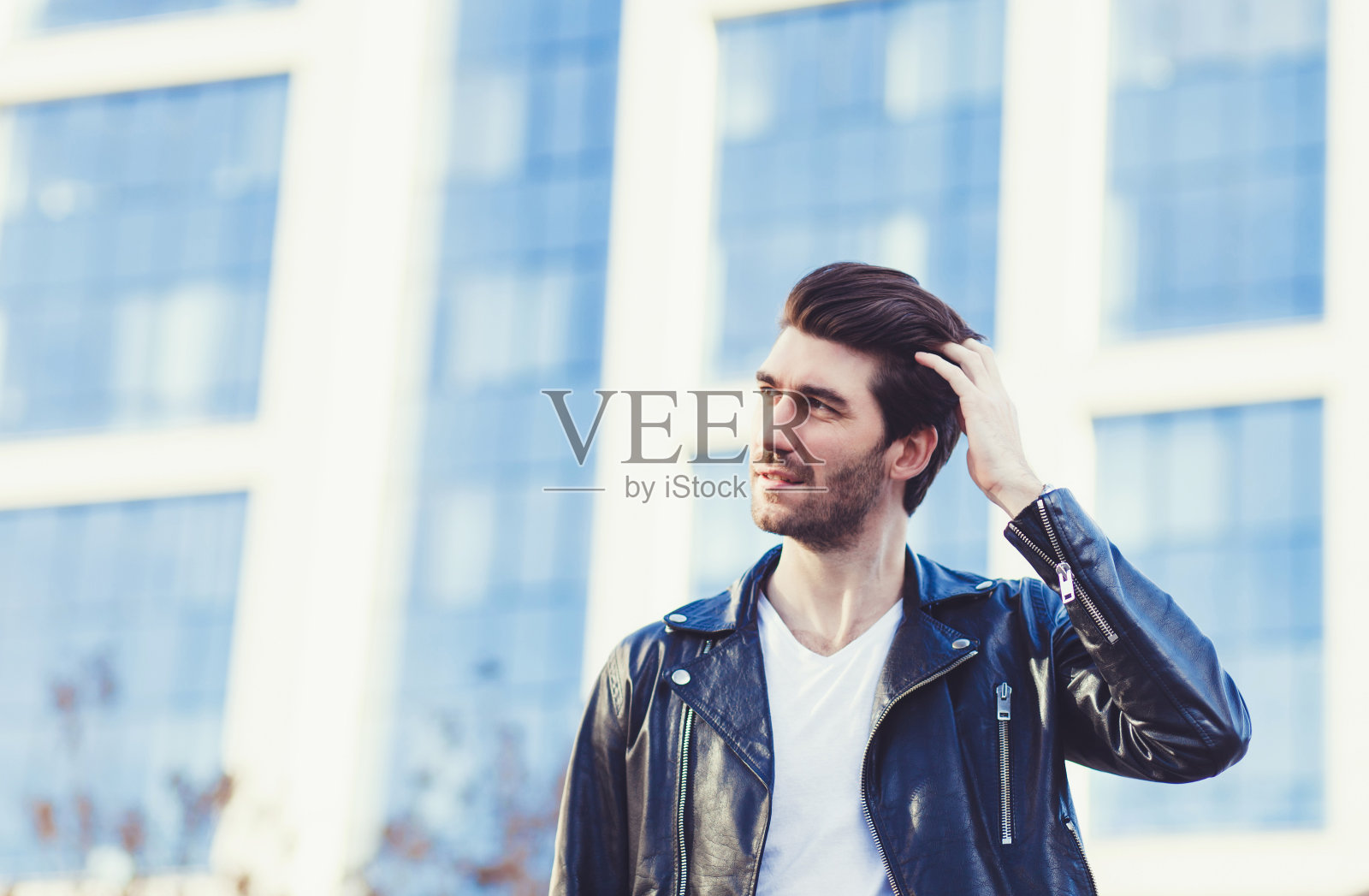 穿着黑色皮夹克的时尚男士照片摄影图片