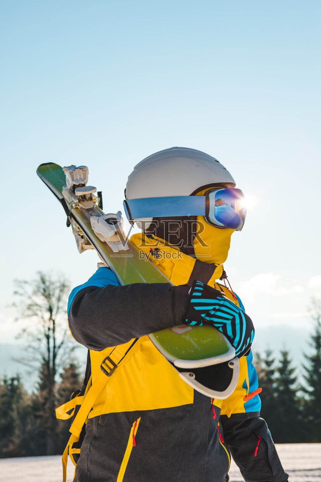 女滑雪者在山上的肖像照片摄影图片