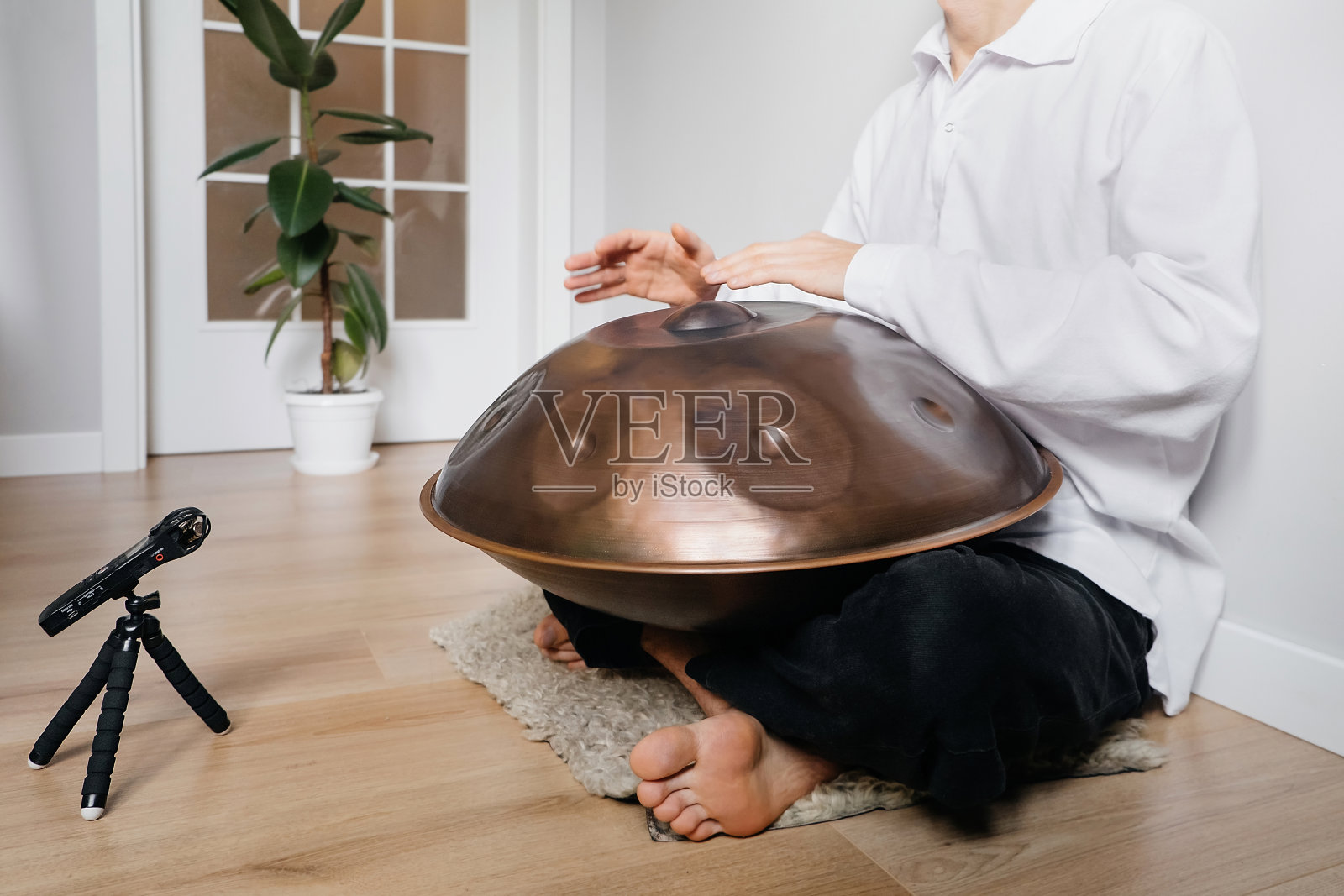 男声演奏，音乐上挂鼓，挂盘照片摄影图片