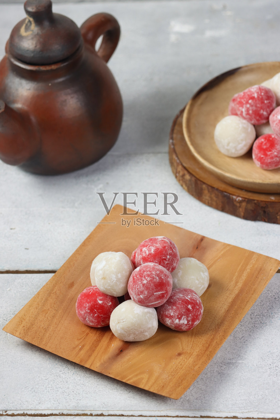 Moci merah putih。红白麻糬或麻糬蛋糕。印尼传统小吃之一。由糯米粉和糖和烤花生馅制成。照片摄影图片