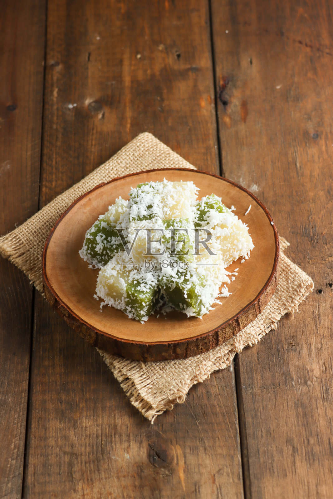 Sentiling是印尼传统小吃，由蒸磨碎的木薯和食品级色素，并与蒸磨碎的新鲜椰子一起食用。照片摄影图片