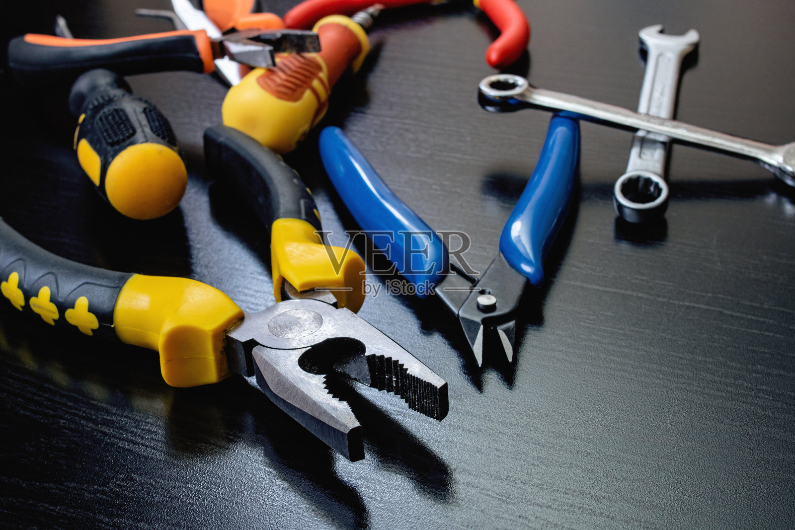 螺丝刀，钳子，木桌上的工具照片摄影图片