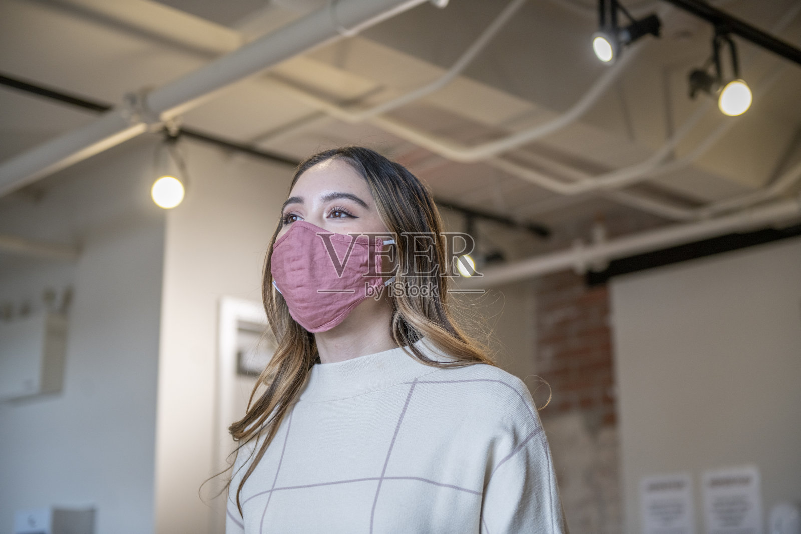 蒙面年轻女子室内库存照片照片摄影图片