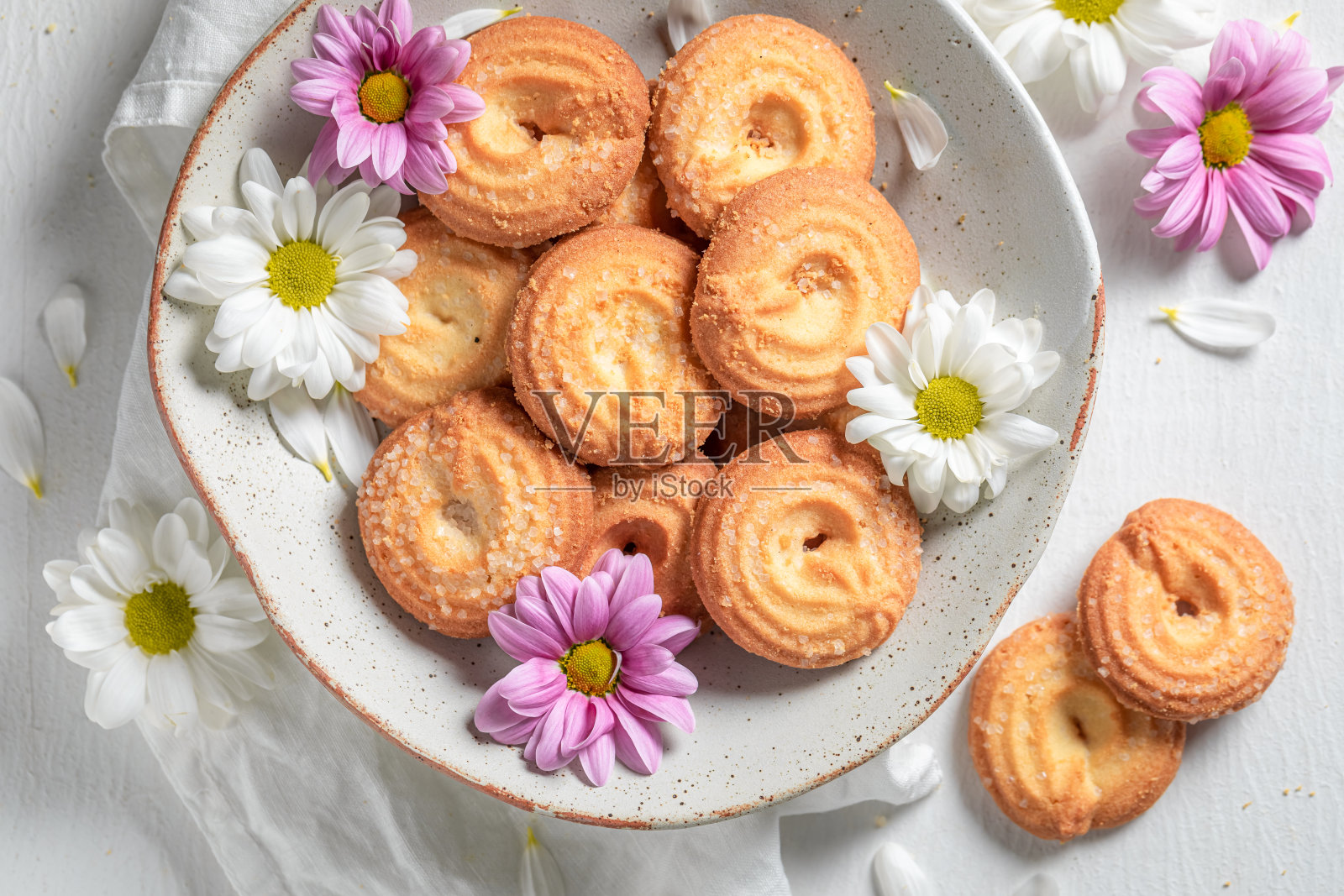 用黄油和糖制成的自制圆形黄油饼干照片摄影图片