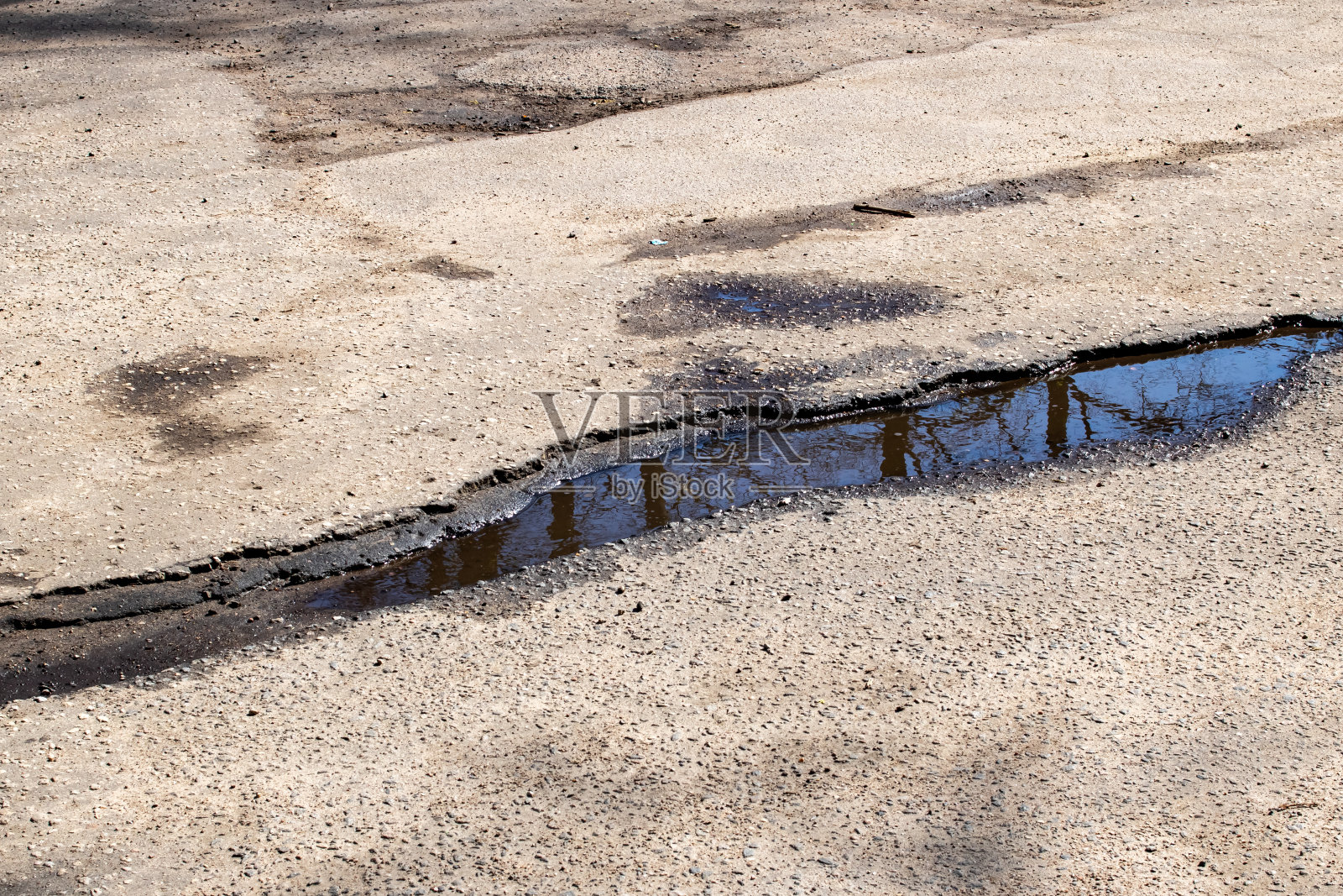 道路路面上的孔照片摄影图片