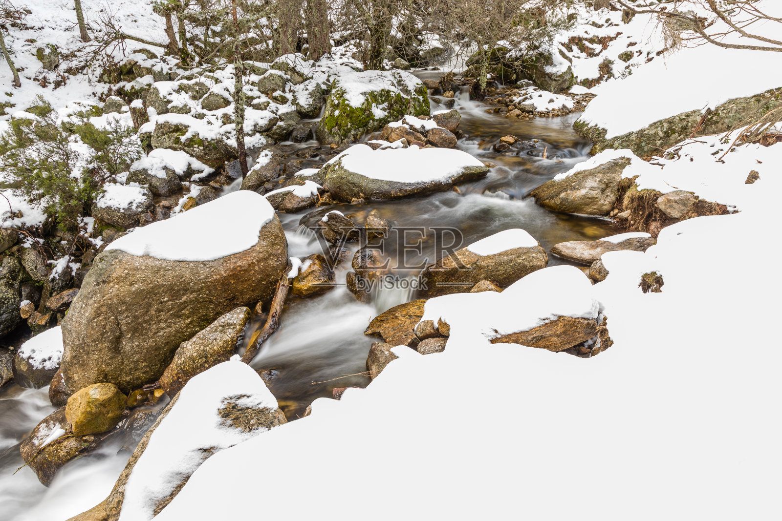 马德里山区的雪景，在二月照片摄影图片