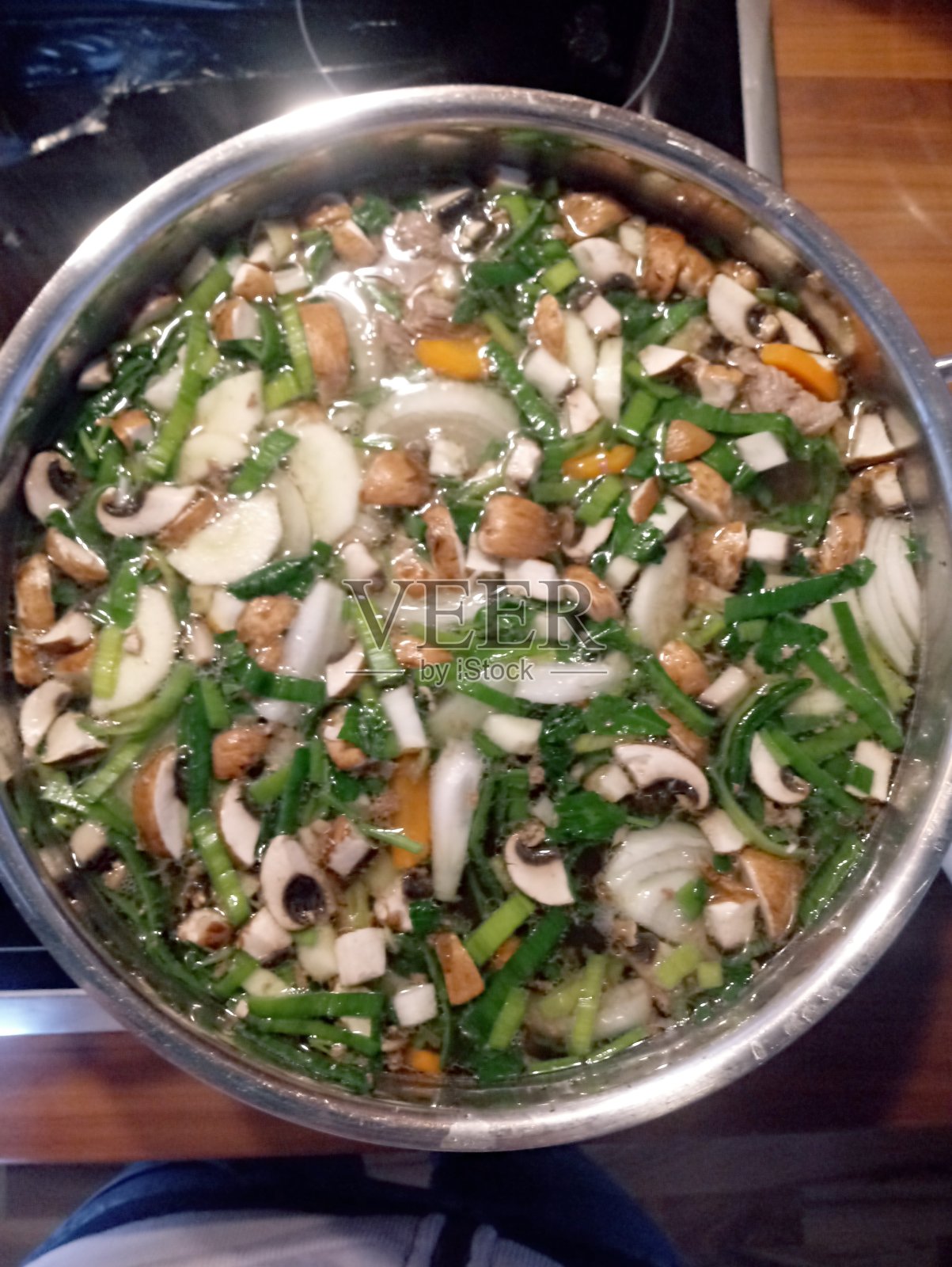 一锅蔬菜和蘑菇照片摄影图片