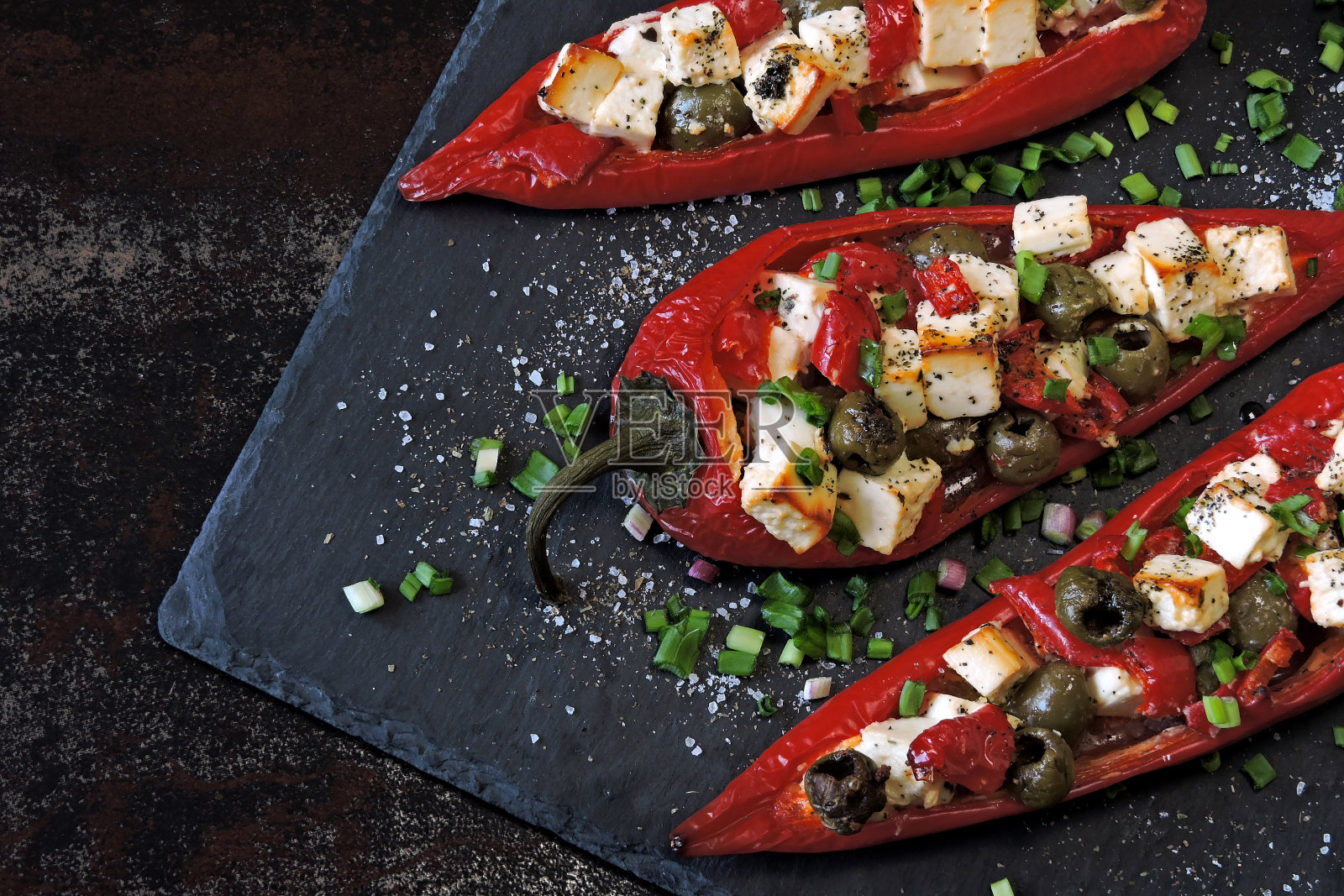 红辣椒，羊乳酪，橄榄，葱和海盐。照片摄影图片