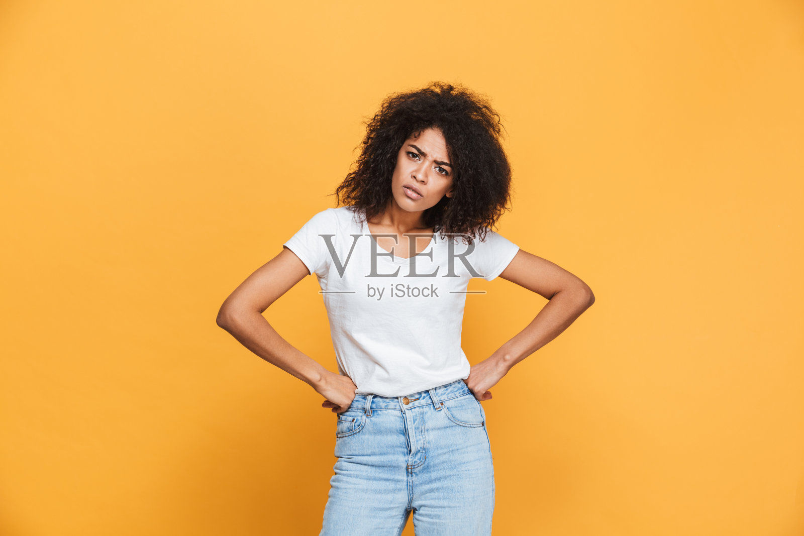 一个不安的非洲小女孩看着相机的肖像照片摄影图片