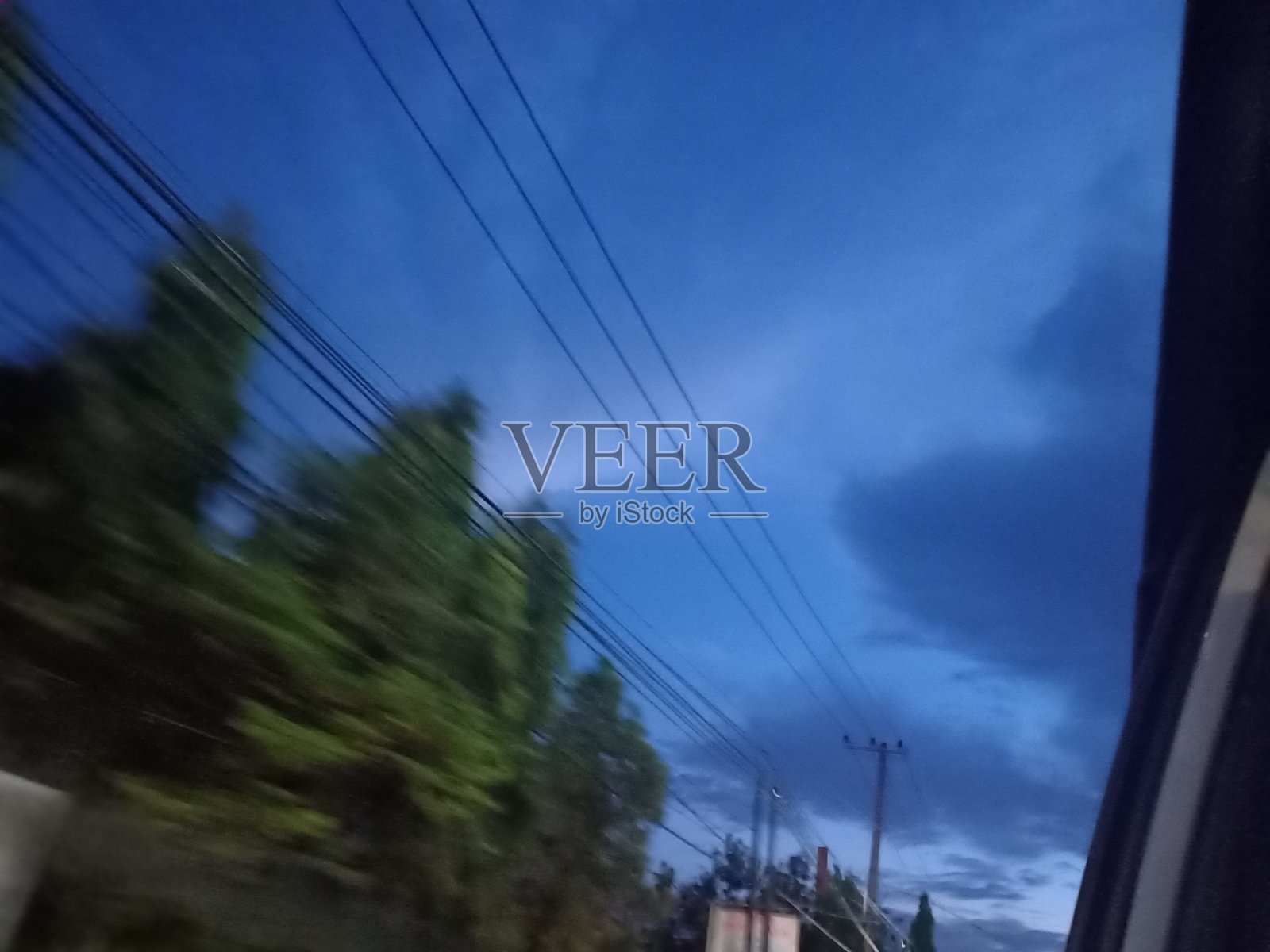 拍摄一辆迎面而来的汽车的夜间气氛照片摄影图片