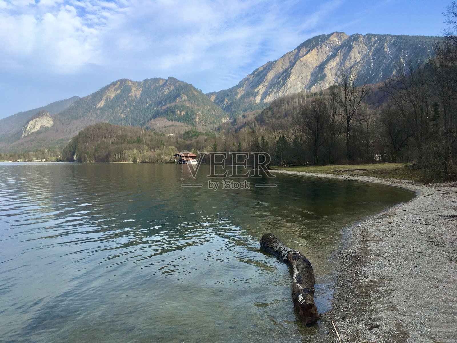 科切尔湖位于慕尼黑以南70公里(43英里)的巴伐利亚阿尔卑斯山脉边缘。照片摄影图片