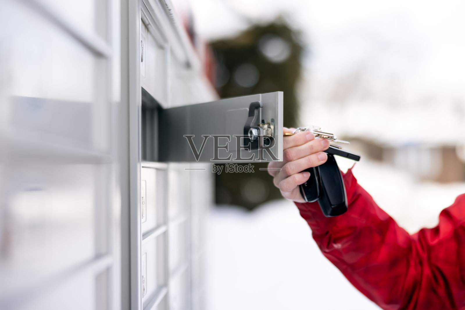 在冬季到邮政信箱取邮件的妇女照片摄影图片